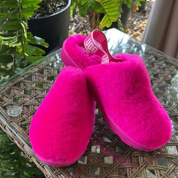 UGG Shoes - Ugg Fluff Yeah Clog size 6 NWOT never worn 💗 Barbie pink 💗